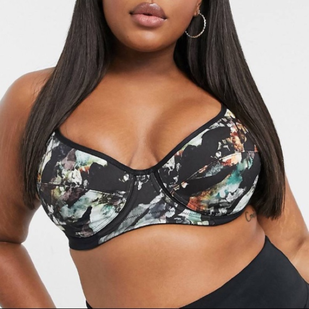 Plus-size sports bra by Dorina